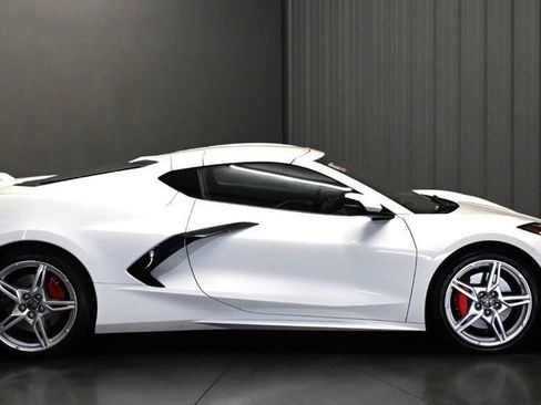 Used 2021 Chevrolet Corvette Stingray Preferred Cpe w/ Z51 Performance Package RWD image 4