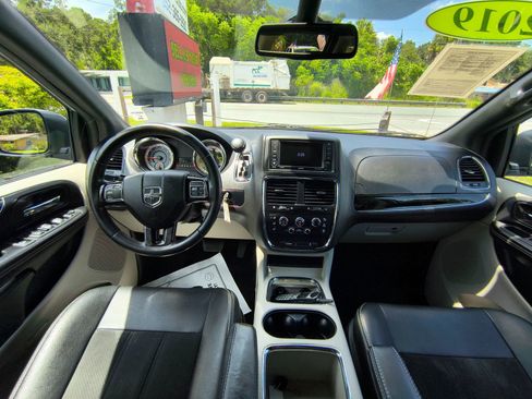 Used 2019 Dodge Grand Caravan SXT image 19
