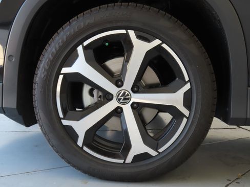 New 2026 Volkswagen Tiguan SE image 26