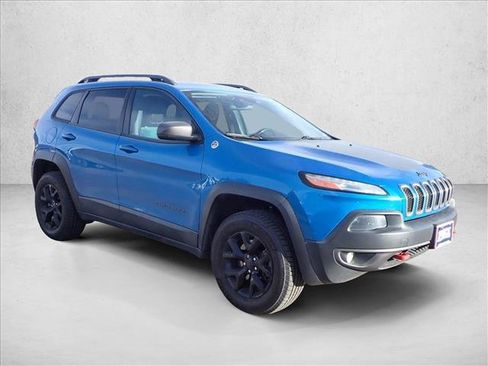 Used 2018 Jeep Cherokee Trailhawk w/ Cold Weather Group image 10