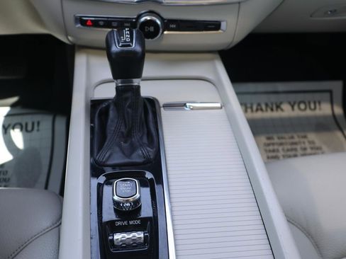 Used 2018 Volvo XC60 T6 Momentum w/ Convenience Package image 31