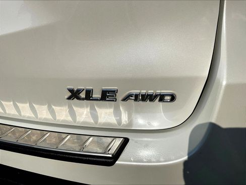 Used 2019 Toyota Highlander XLE AWD/4WD image 24