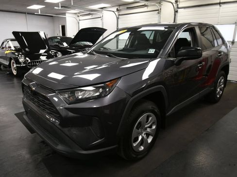 Used 2022 Toyota RAV4 LE AWD/4WD image 3
