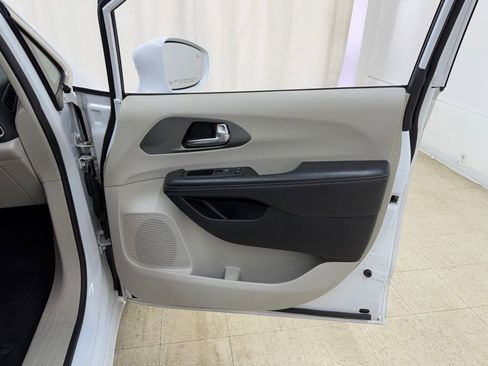 Used 2022 Chrysler Pacifica Touring-L FWD image 11