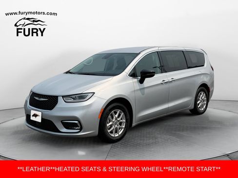 Used 2024 Chrysler Pacifica Touring-L FWD image 7