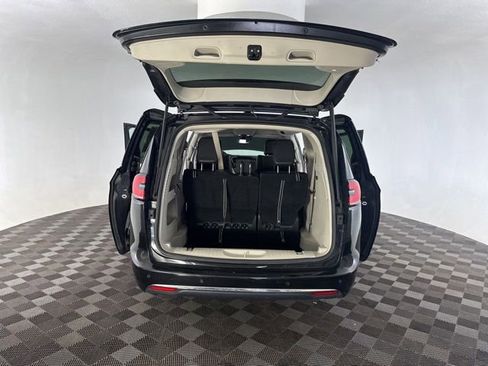 Used 2023 Chrysler Pacifica Touring-L FWD image 15
