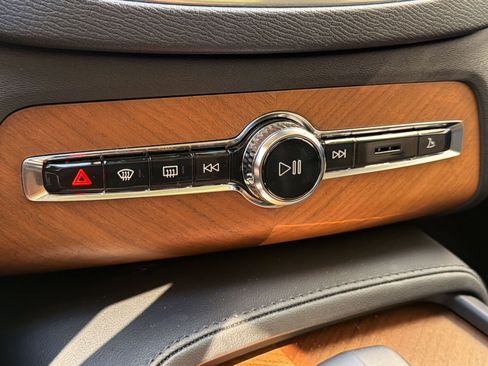 Used 2023 Volvo XC90 B6 Plus w/ Protection Package Premier image 18