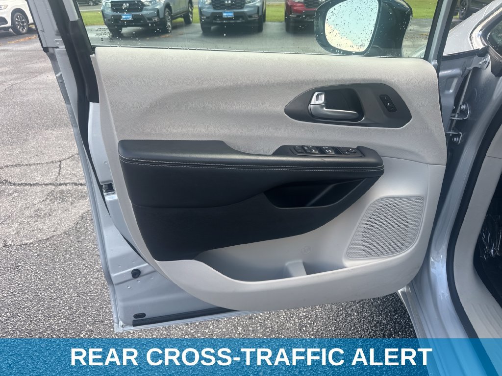 Used 2024 Chrysler Pacifica Touring-L FWD image 14