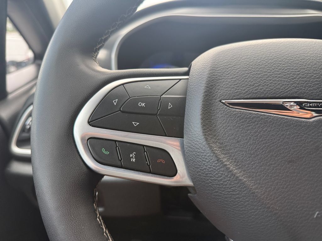 Used 2025 Chrysler Pacifica Select FWD image 21