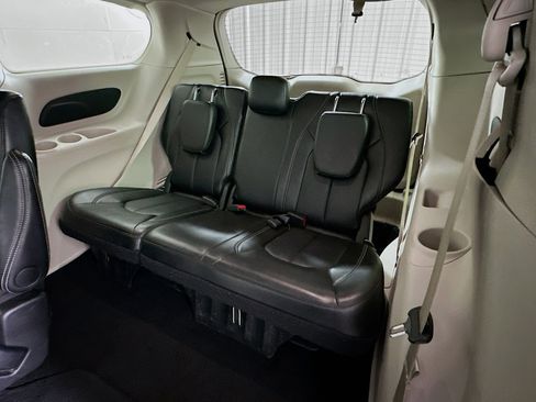 Used 2024 Chrysler Pacifica Touring-L image 27