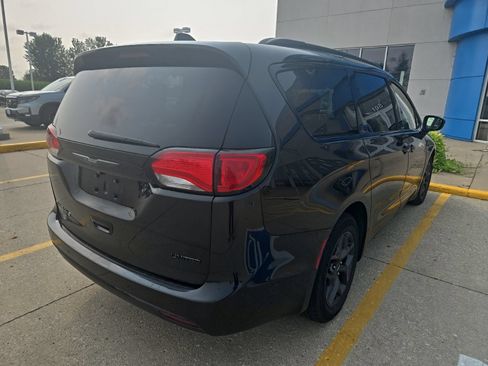 Used 2019 Chrysler Pacifica Limited w/ Advanced Safetytec Group FWD image 6