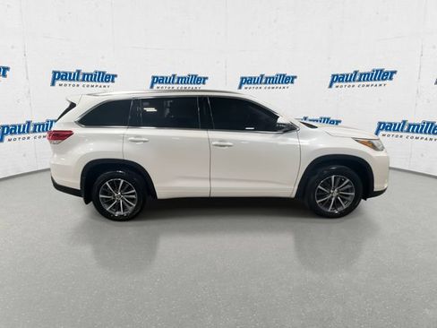 Used 2017 Toyota Highlander XLE AWD/4WD image 12
