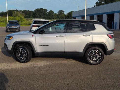 Used 2024 Jeep Compass Trailhawk AWD/4WD image 2