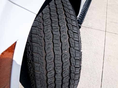 Used 2026 Chevrolet Suburban Z71 w/ Comfort Package image 12