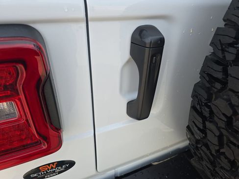 Used 2024 Jeep Wrangler Unlimited Rubicon image 14