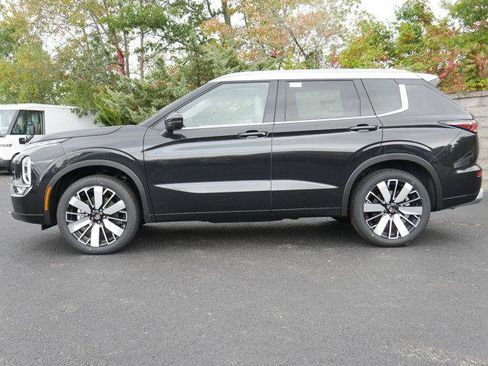 Used 2025 Mitsubishi Outlander AWD image 3