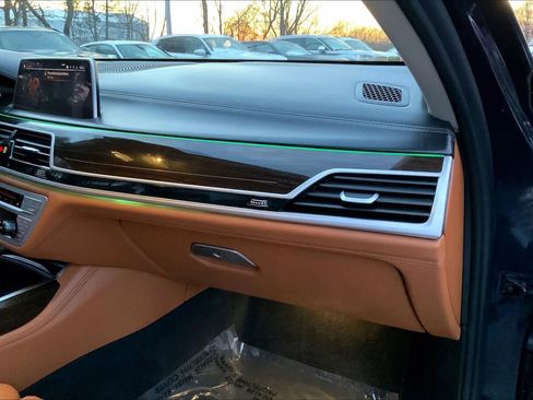 Used 2020 BMW 750i xDrive w/ Autobahn Package image 19