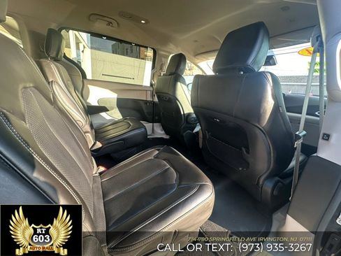 Used 2024 Chrysler Pacifica Touring-L image 18