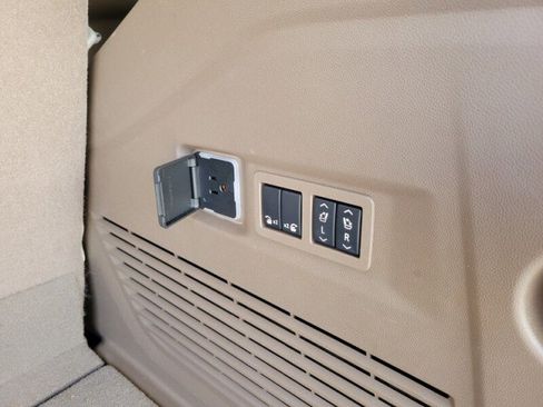 Used 2024 GMC Yukon Denali image 7