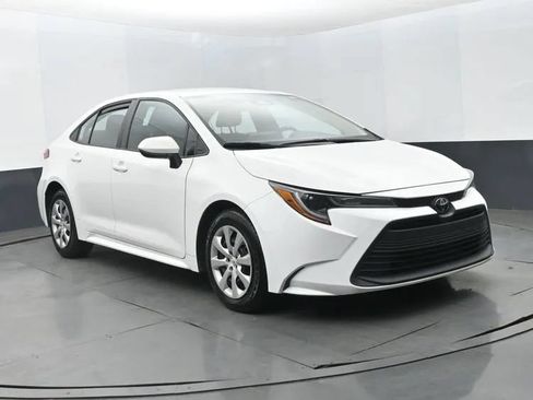 Used 2024 Toyota Corolla LE FWD image 2