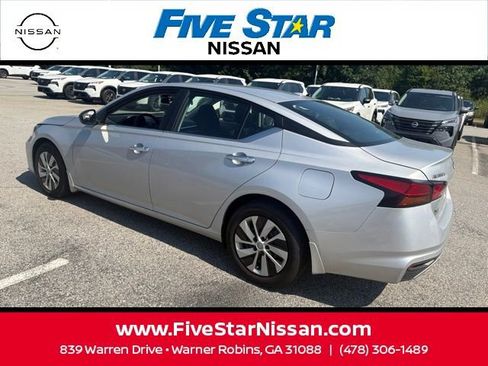 Used 2025 Nissan Altima 2.5 S FWD image 14