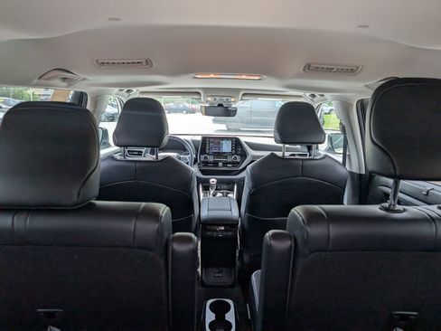 Used 2022 Toyota Highlander XLE AWD/4WD image 14