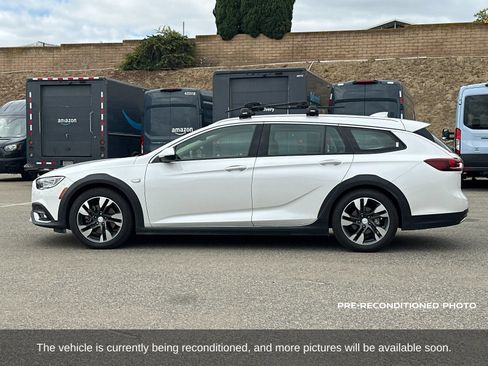 Used 2018 Buick Regal Essence w/ Driver Confidence Package #1 AWD/4WD image 3