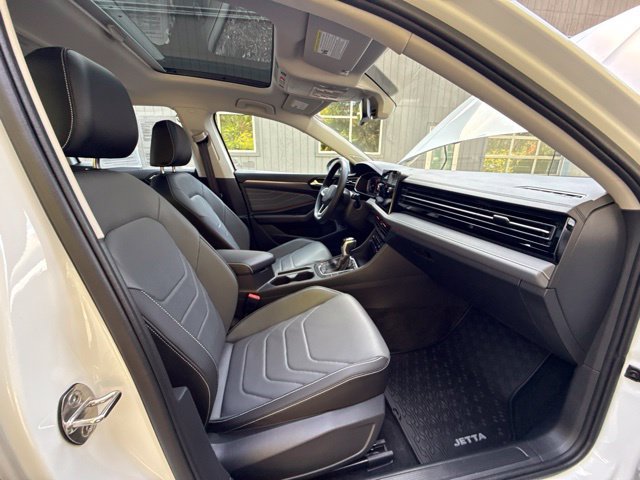 Used 2025 Volkswagen Jetta SEL FWD image 18