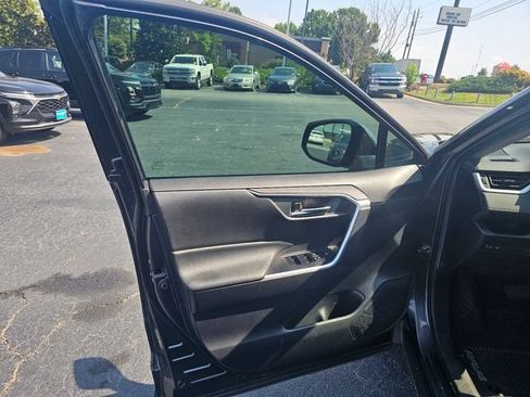 Used 2020 Toyota RAV4 XLE w/ Convenience Package FWD image 27