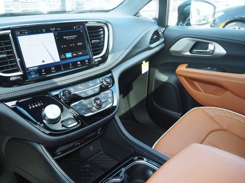 New 2026 Chrysler Pacifica Pinnacle image 24
