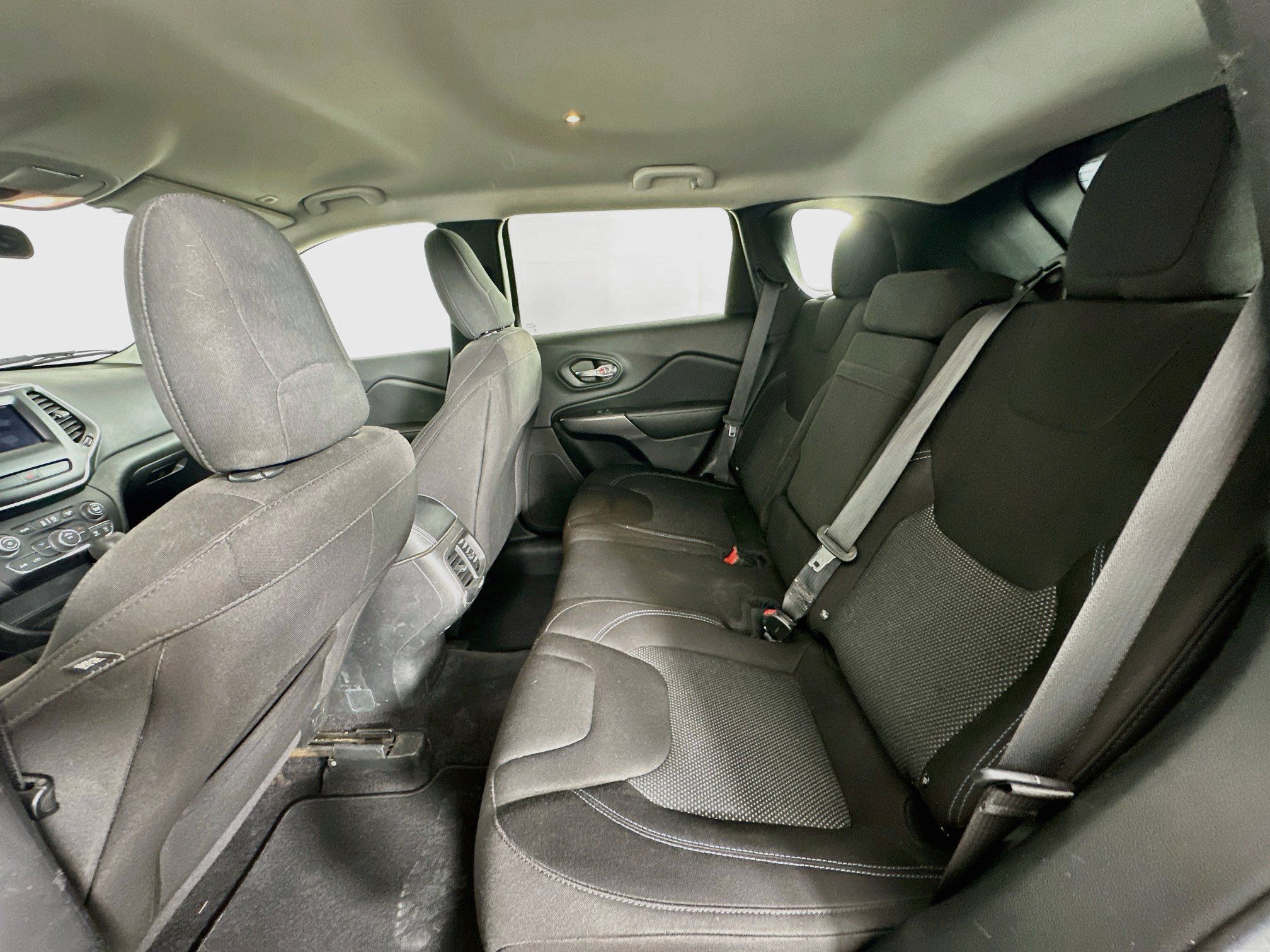 Used 2019 Jeep Cherokee Latitude w/ Popular Appearance Group FWD image 26