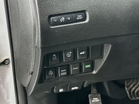 Used 2017 Nissan Rogue SV w/ SV Premium Package AWD/4WD image 17
