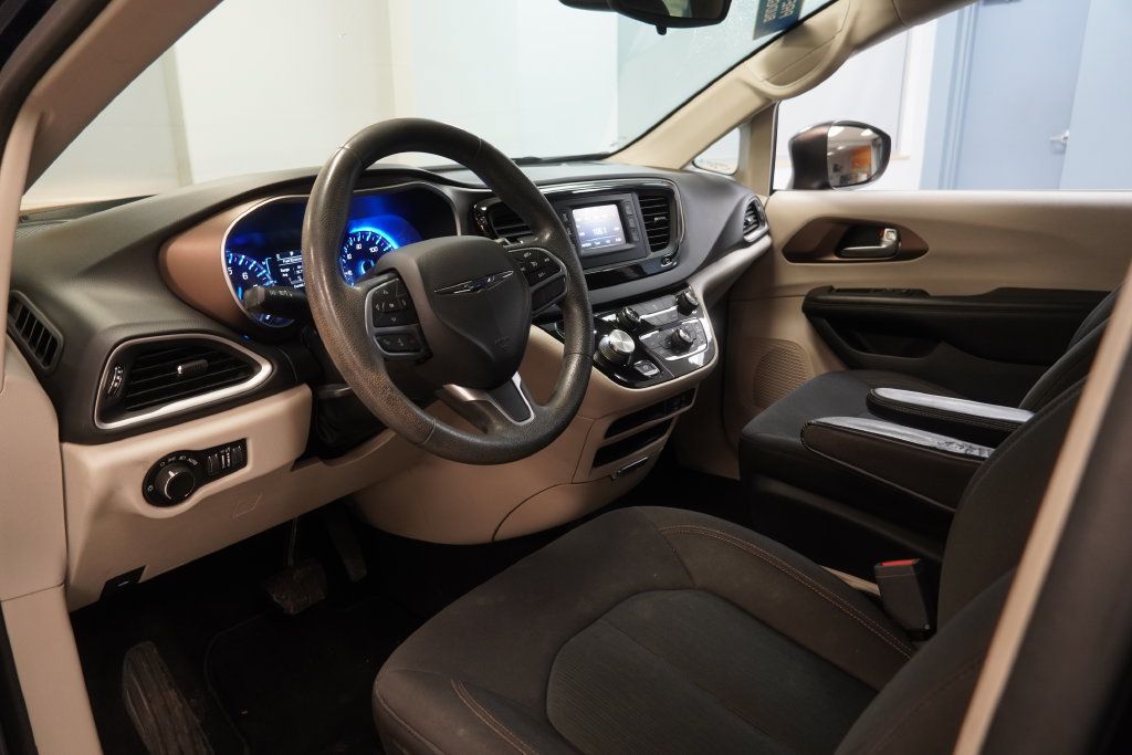 Used 2017 Chrysler Pacifica Touring FWD image 6