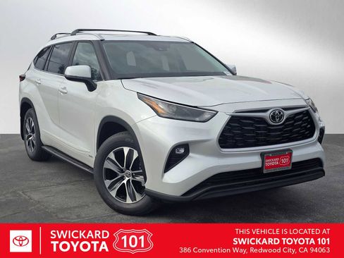 New 2026 Toyota Highlander XLE image 1