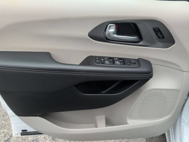 Used 2024 Chrysler Pacifica Touring-L FWD image 24