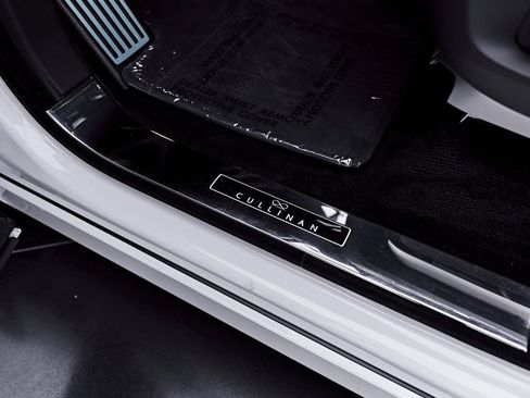 Used 2025 Rolls-Royce Cullinan Black Badge AWD/4WD image 43