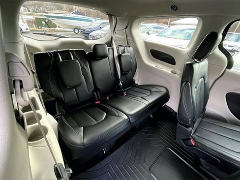 Used 2023 Chrysler Pacifica Touring-L image 27