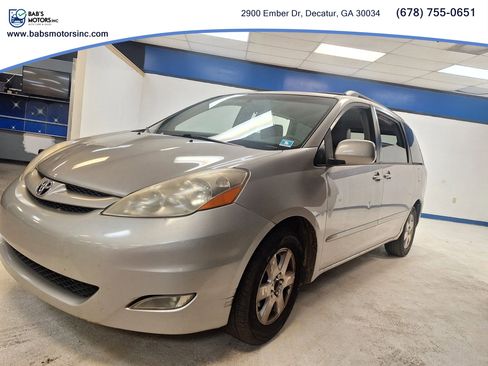 Used 2009 Toyota Sienna XLE FWD image 2