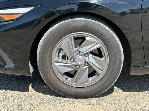 Used 2025 Hyundai Elantra SE FWD image 23