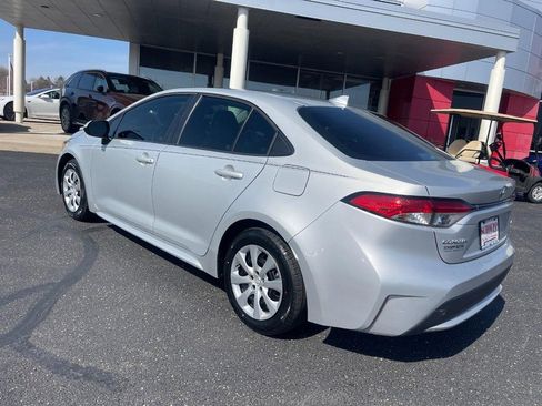 Used 2021 Toyota Corolla LE image 4