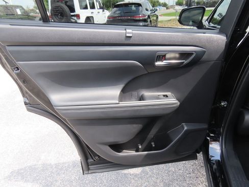 Used 2023 Toyota Highlander XLE FWD image 18