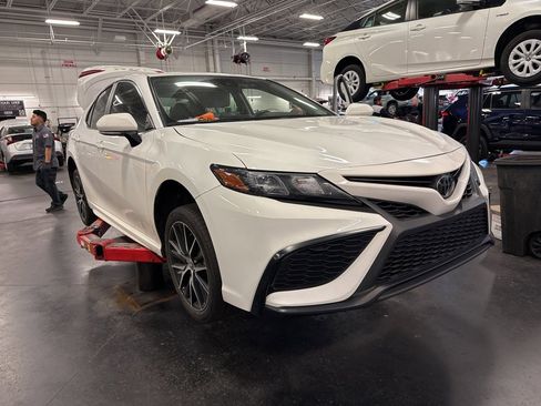 Used 2023 Toyota Camry SE image 7