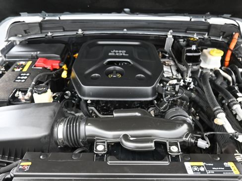 Used 2023 Jeep Wrangler Unlimited Sahara w/ Cold Weather Group AWD/4WD image 12