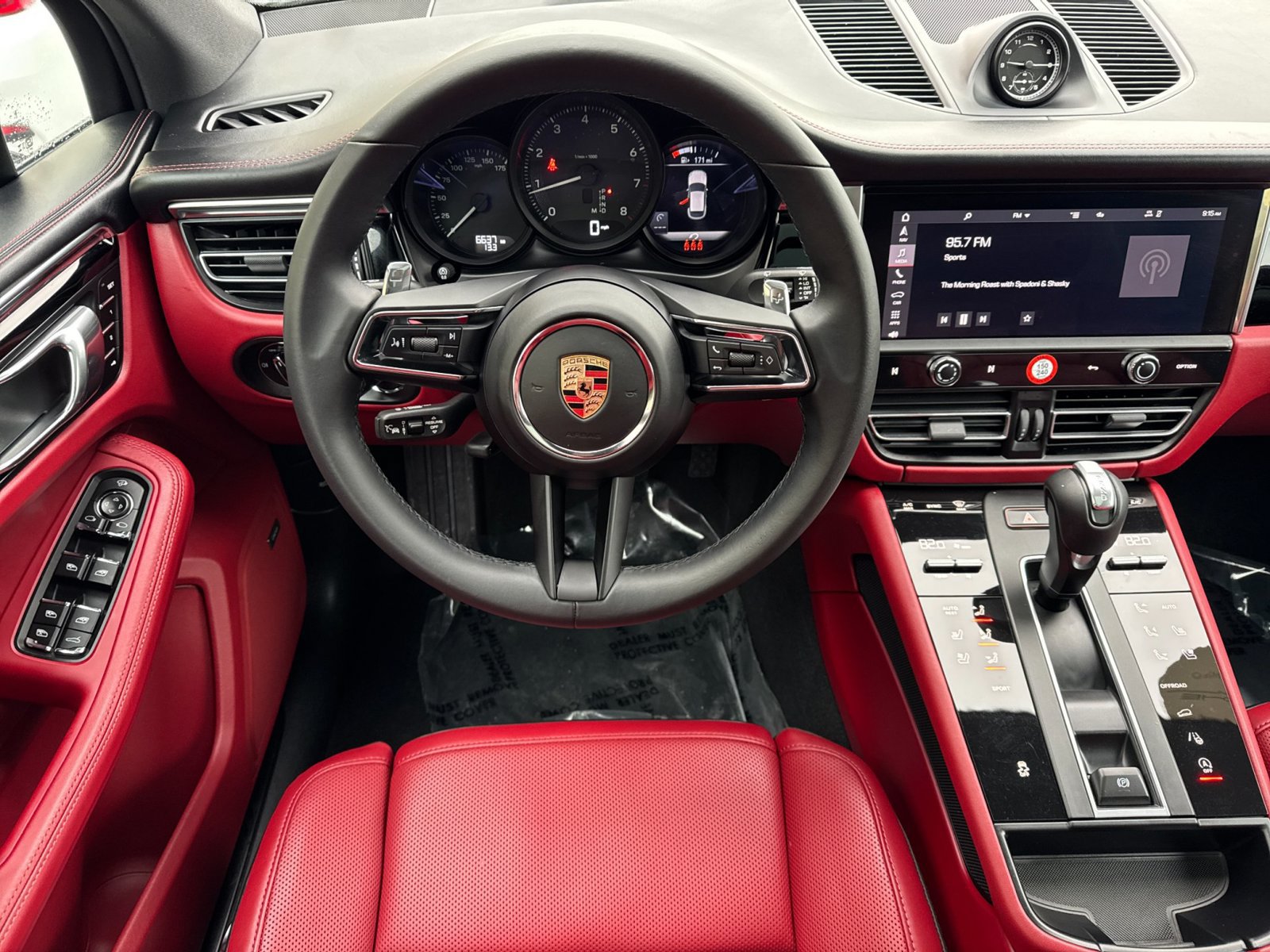 Certified 2025 Porsche Macan AWD/4WD image 16