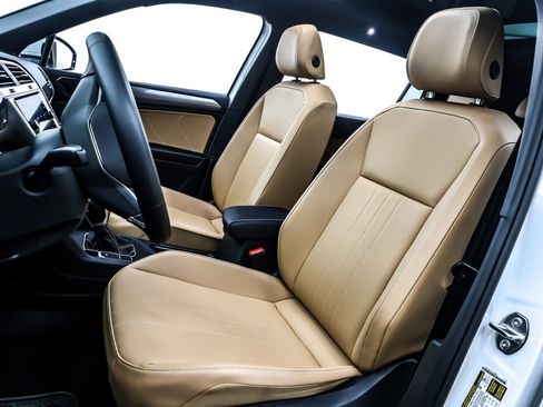 Used 2023 Volkswagen Tiguan SE w/ Panoramic Sunroof Package image 17