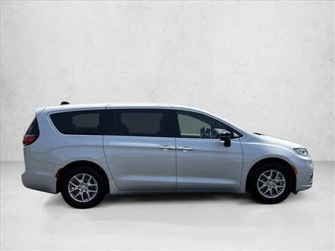 Used 2026 Chrysler Pacifica Select FWD image 4