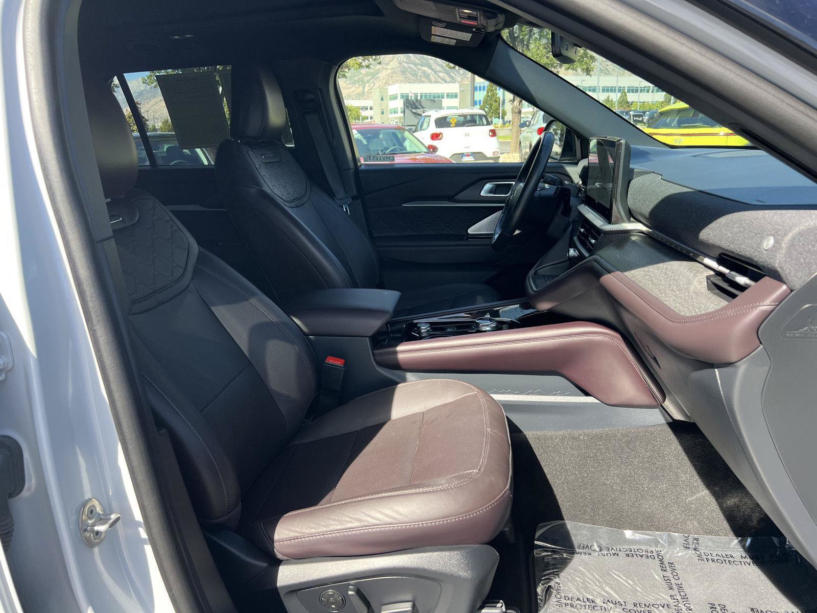 Used 2025 Ford Explorer Platinum w/ LUX Leather Package AWD/4WD image 14