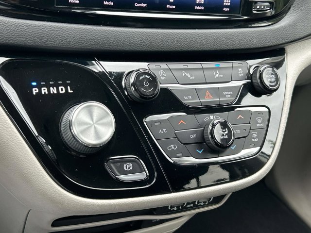 Used 2022 Chrysler Pacifica Touring-L FWD image 34