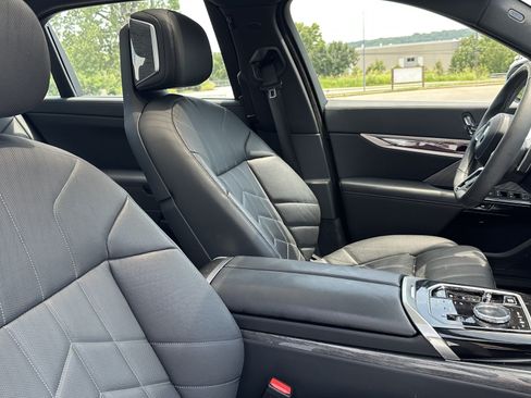Used 2024 BMW 760i xDrive AWD/4WD image 33