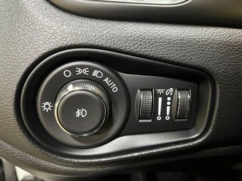 Used 2022 Jeep Renegade Latitude w/ Convenience Group AWD/4WD image 16